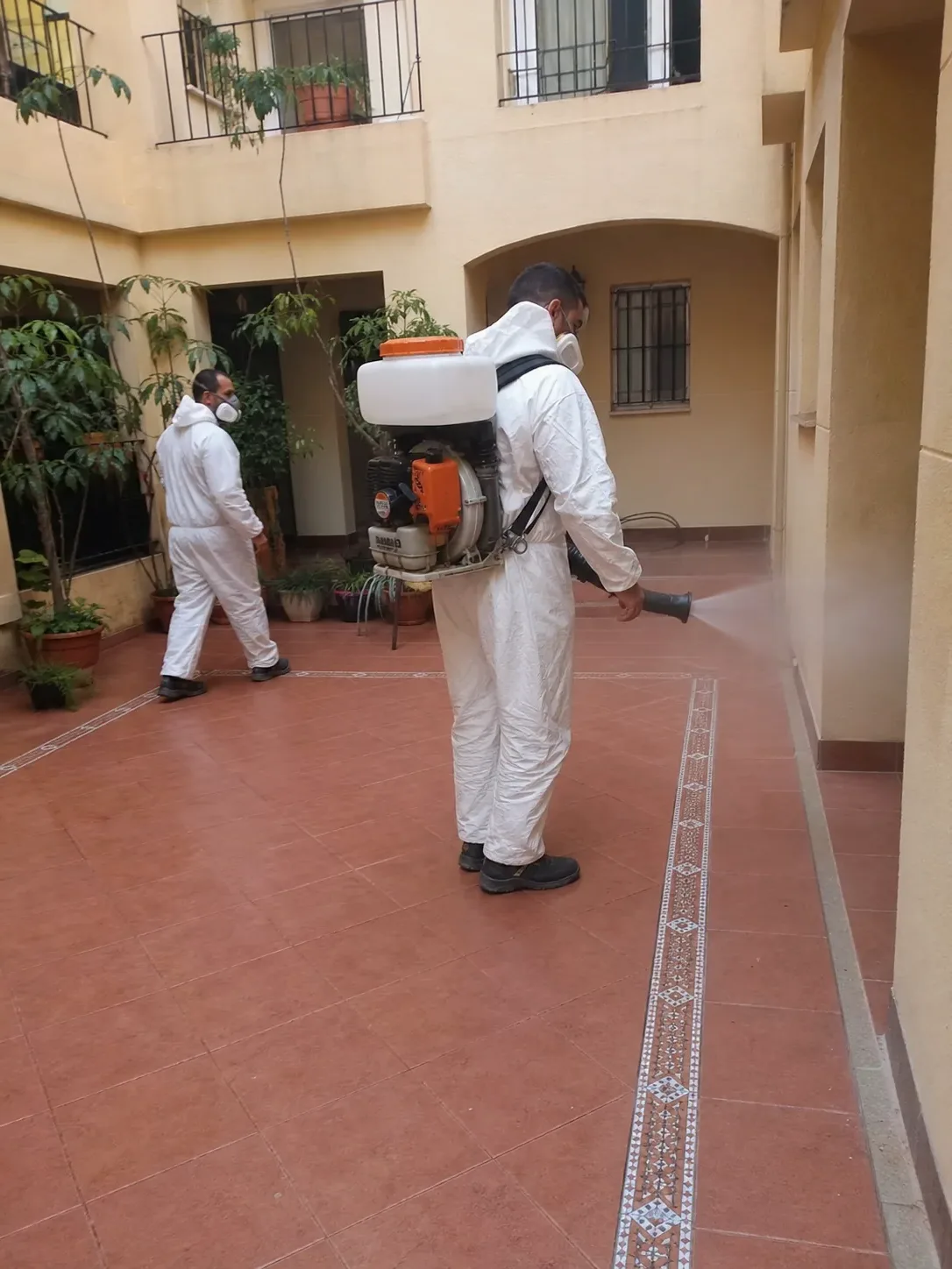 Técnicos de CaldesControl aplicando un tratamiento de fumigación